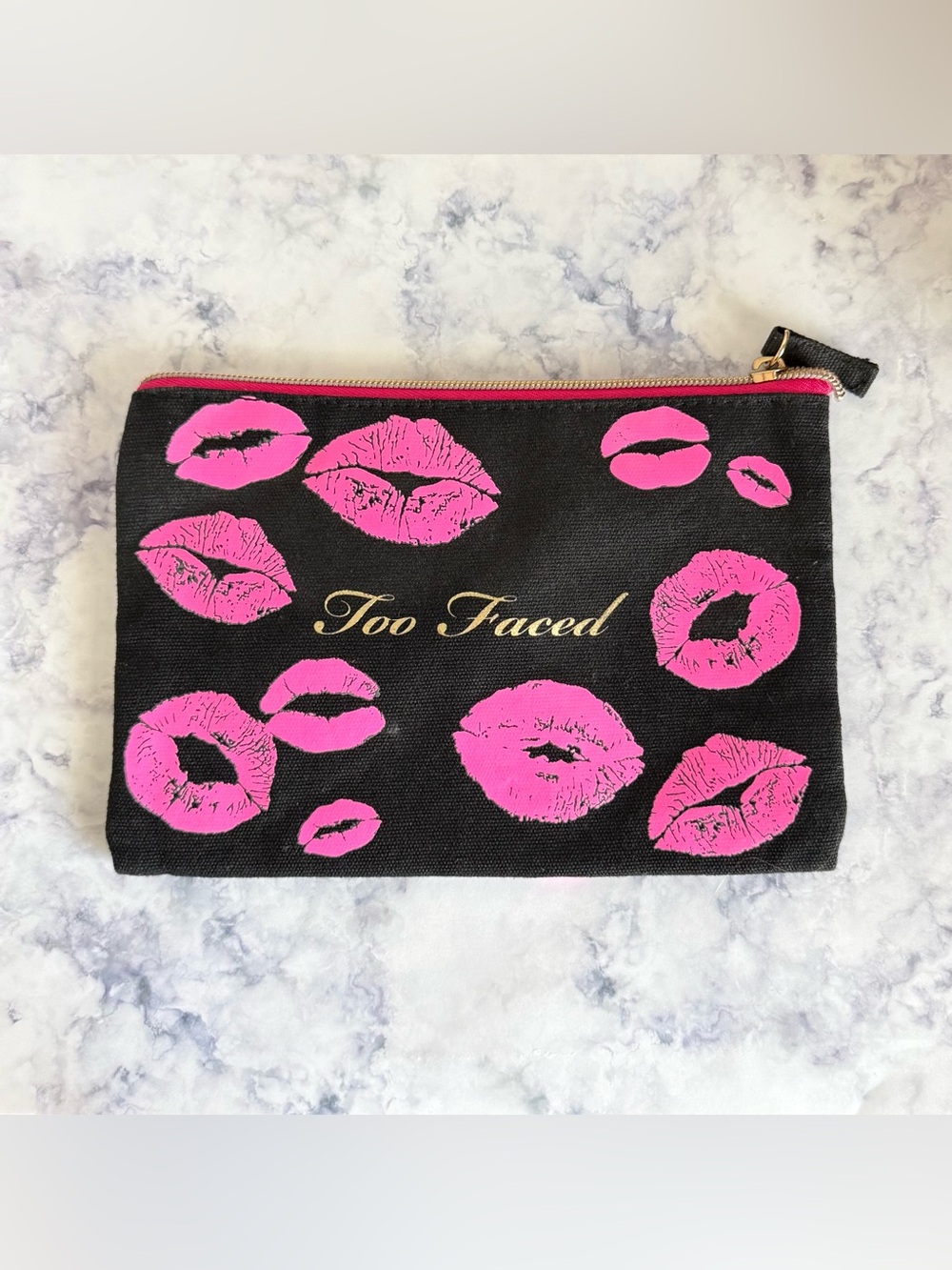 NWOT Too Faced Makeup Cosmetic Bag Kiss Print Black Pink Canvas Zip Pouch - Picture 2 of 3